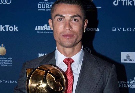 Ronaldo hạ cả Messi và Ronaldinho để ẵm giải "Cầu thủ hay nhất thế kỷ"